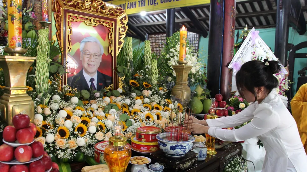 Nhiều bạn trẻ đến viếng Tổng Bí thư Nguyễn Phú Trọng tại chùa Phước Hưng, TP Sa Đéc, tỉnh Đồng Tháp. Ảnh: THANH NGHĨA