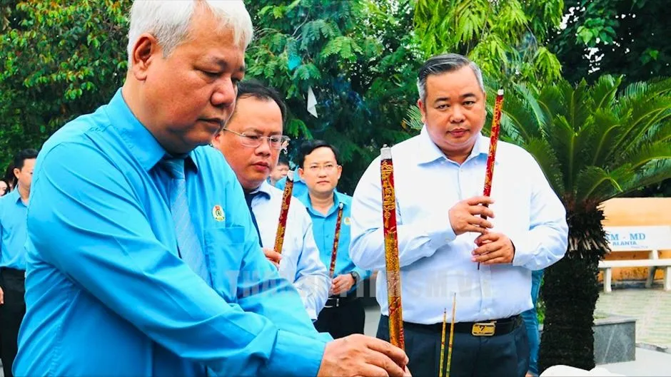 Đoàn viên công đoàn dâng hương tưởng nhớ Chủ tịch Hồ Chí Minh và Chủ tịch Tôn Đức Thắng