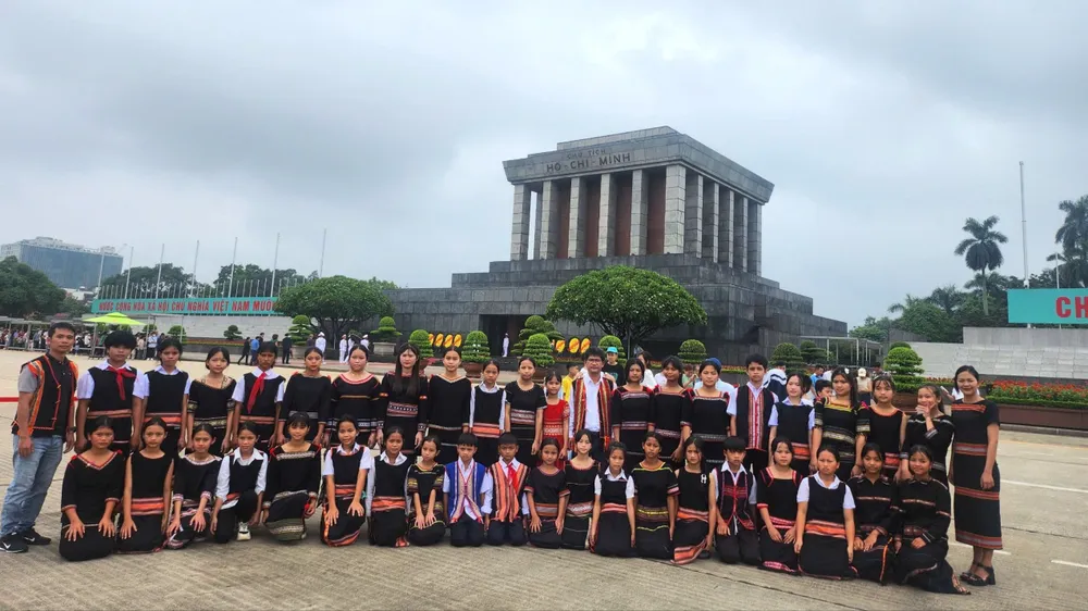 Học sinh đồng bào Xơ Đăng có thành tích xuất sắc được thưởng đi thăm lăng Bác Hồ