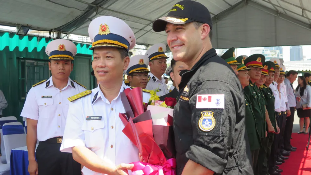 Tàu Hải quân Hoàng gia Canada (HMCS) thăm TPHCM