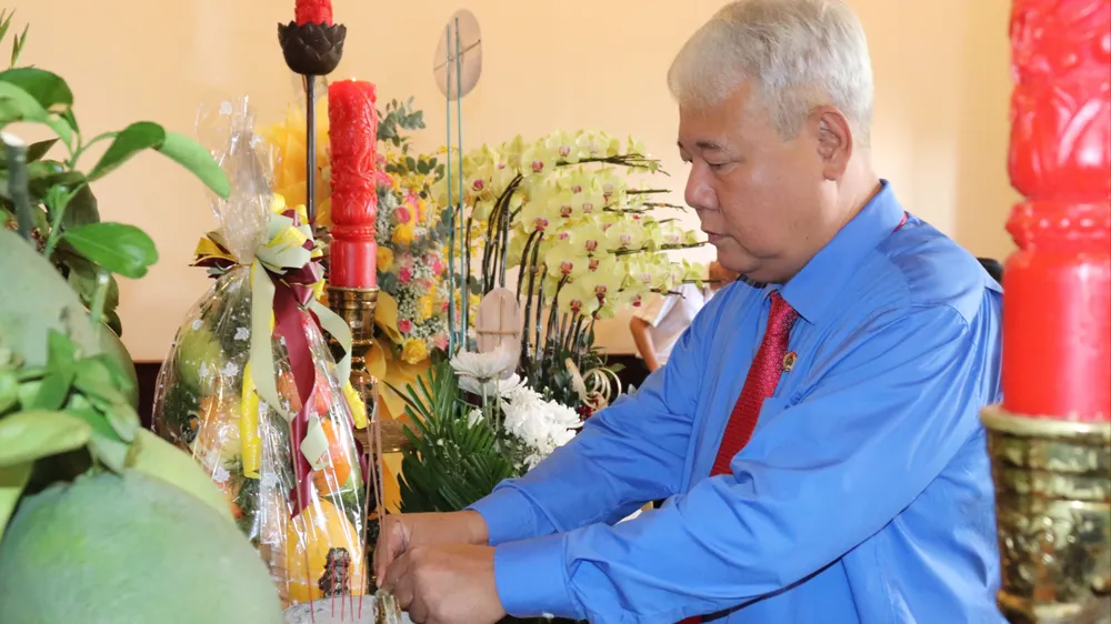 Chủ tịch LĐLĐ TPHCM Võ Khắc Thái dâng hương tưởng nhớ Chủ tịch Hồ Chí Minh tại Bảo tàng Hồ Chí Minh - Chi nhánh TPHCM