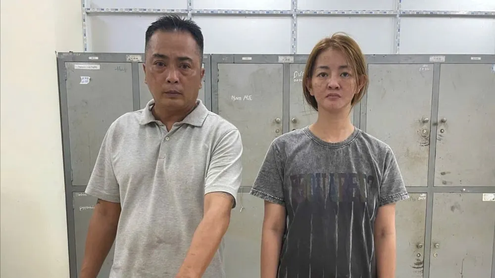 Phạm Đình Chương và Nguyễn Lâm Cẩm Vân (từ trái qua phải) tại cơ quan công an