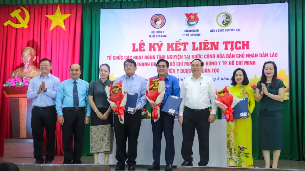Vun đắp tình đoàn kết, hữu nghị Việt Nam - Lào