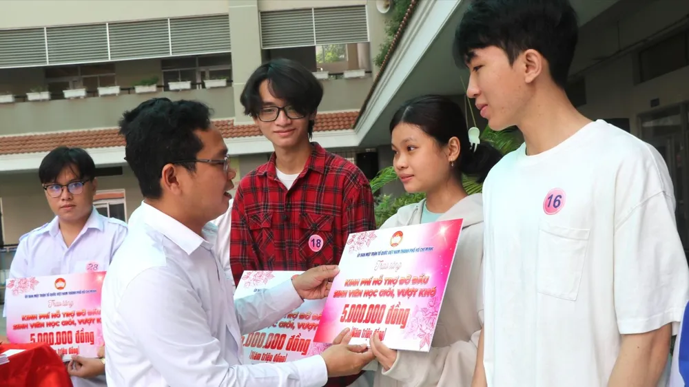 TPHCM tiếp sức học sinh, sinh viên nghèo vượt khó đến trường