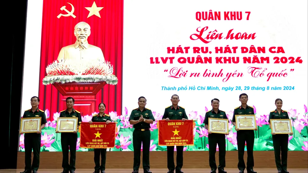 Bế mạc và trao giải Liên hoan hát ru, hát dân ca lực lượng vũ trang Quân khu 7