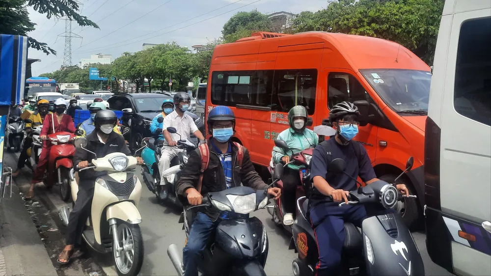 Đi lại dịp lễ: Cửa ngõ miền Tây ùn ứ, miền Đông thông thoáng