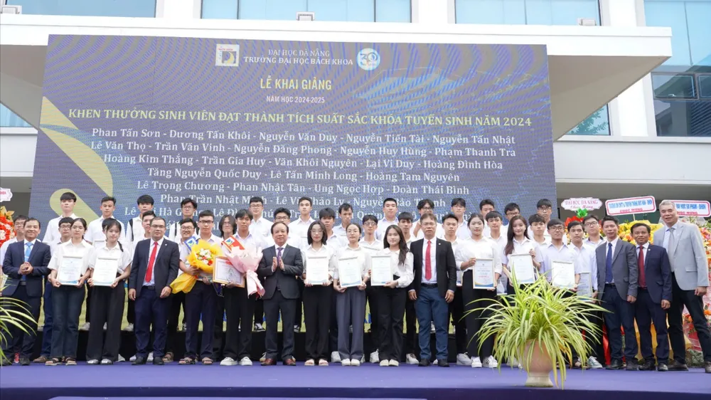 Khen thưởng 36 sinh viên thủ khoa của 36 chương trình đào tạo với mỗi suất học bổng 10 triệu đồng. Ảnh: XUÂN QUỲNH