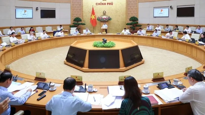 Trước khi vào phiên họp, Chính phủ dành một phút mặc niệm tưởng nhớ các nạn nhân bị thiệt mạng do bão lũ gây ra. Ảnh: VIẾT CHUNG