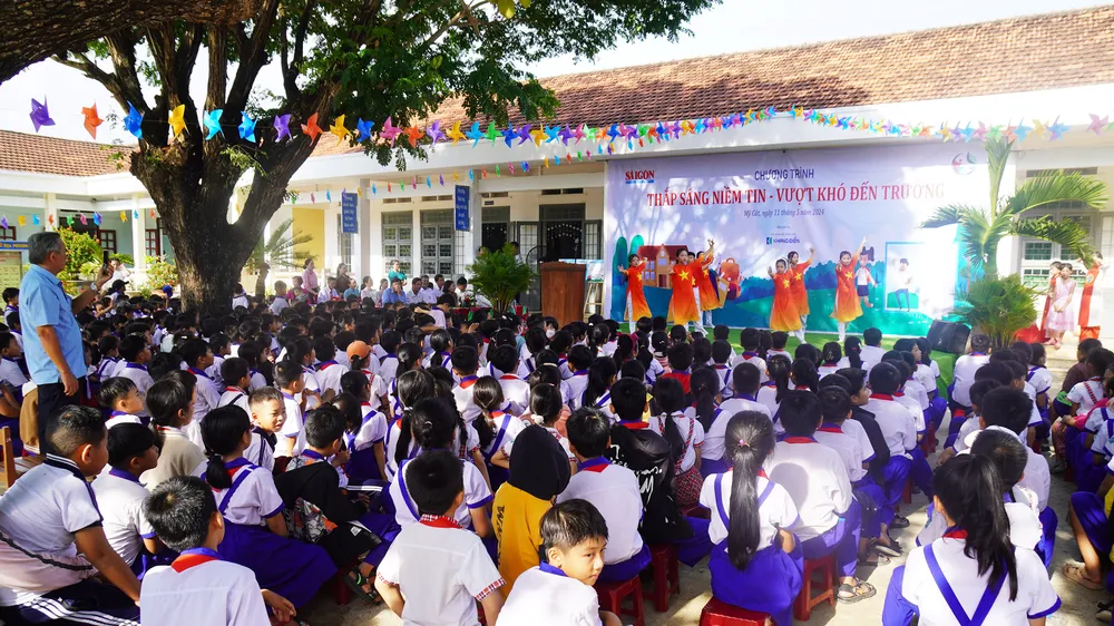 Chương trình “Thắp sáng niềm tin - Vượt khó đến trường” sẵn sàng hỗ trợ học sinh trở lại trường sau bão lũ 