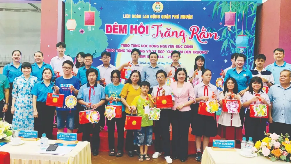 Trung thu ấm áp đến với con công nhân khó khăn