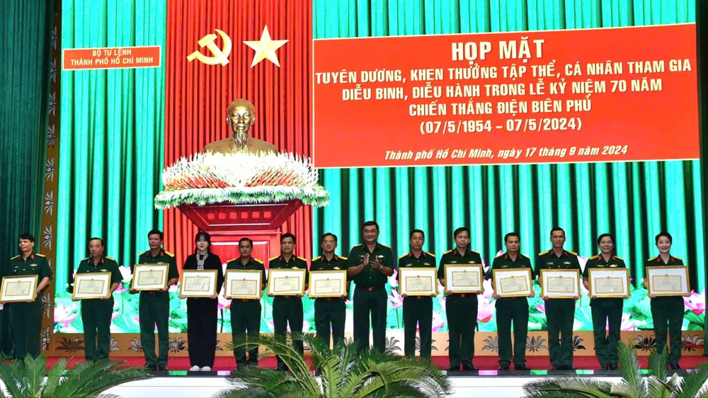 Tuyên dương lực lượng tham gia diễu binh, diễu hành trong Lễ kỷ niệm 70 năm chiến thắng Điện Biên Phủ 