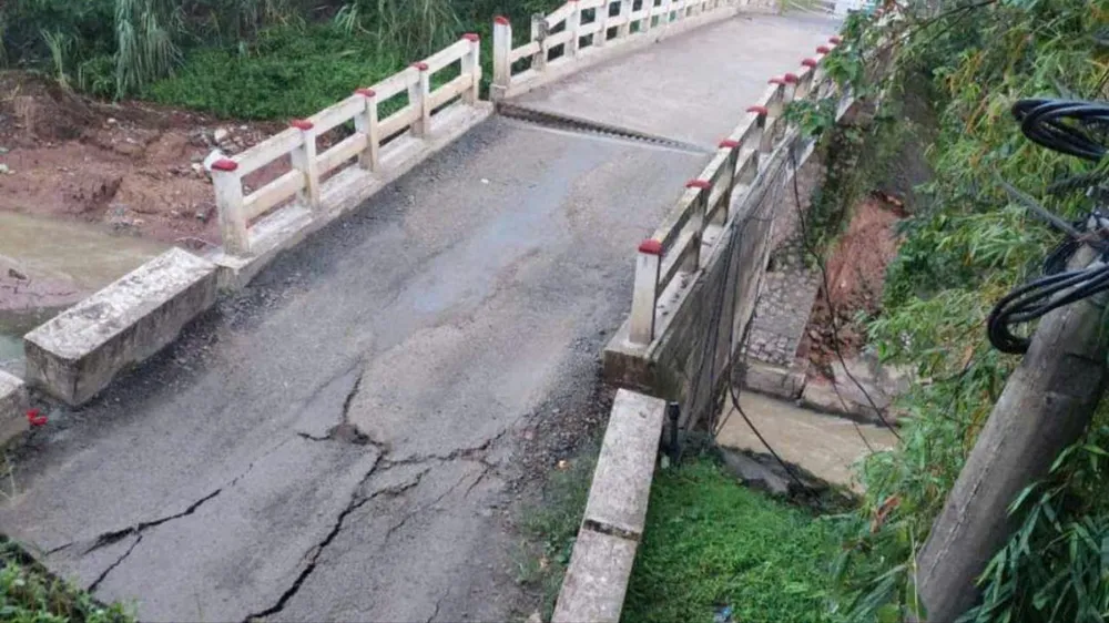 Hòa Bình: Sập cầu Ngòi Móng