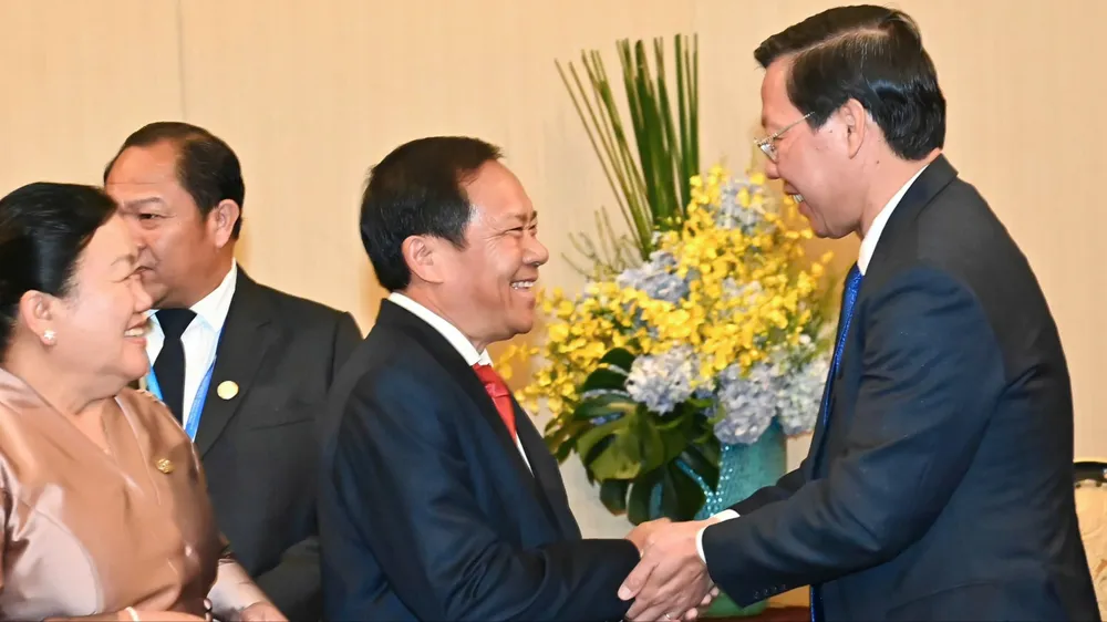 Chủ tịch UBND TPHCM Phan Văn Mãi tiếp đồng chí Khamlay Sipaseuth, Phó Chủ tịch Mặt trận Lào xây dựng đất nước. Ảnh: VIỆT DŨNG 