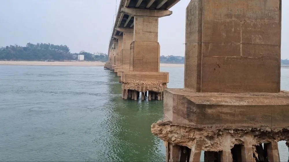 Cấm các phương tiện dừng, đỗ trên cầu Trung Hà