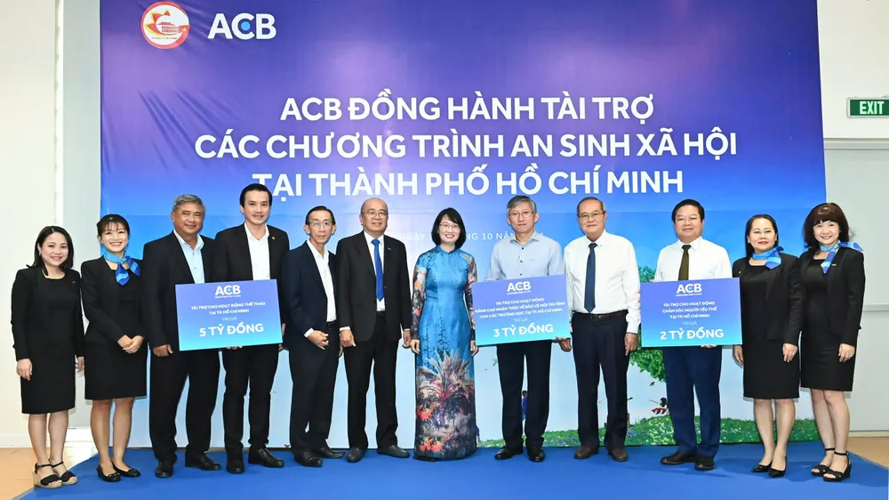 Ngân hàng ACB trao 10 tỷ đồng hỗ trợ các hoạt động tại TPHCM