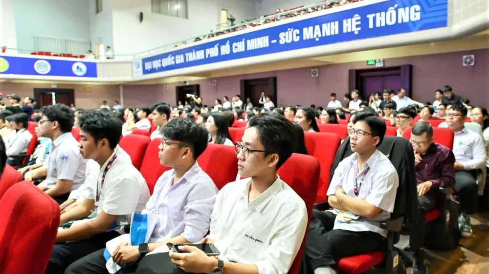 Tân sinh viên Đại học Quốc gia TPHCM dự lễ khai khóa năm học 2024-2025