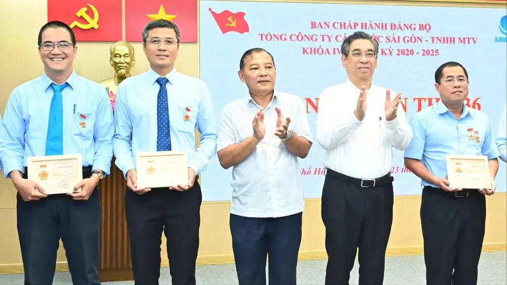 Đồng chí Nguyễn Phước Lộc trao Kỷ niệm chương “Vì sự nghiệp kiểm tra của Đảng” đến các cá nhân. Ảnh VIỆT DŨNG