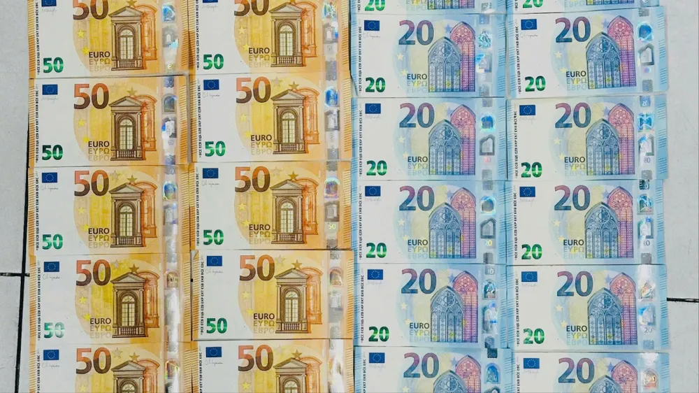 Nhân viên dọn phòng trộm 2.000 Euro của du khách nước ngoài