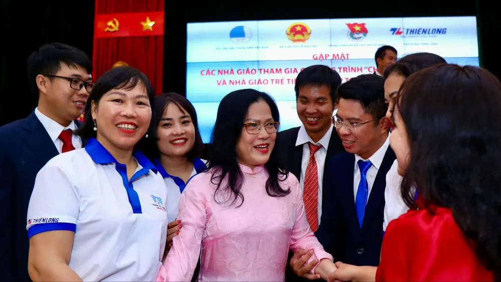 Lãnh đạo Bộ GD-ĐT đã gặp mặt các giáo viên tiêu biểu được lựa chọn và tuyên dương trong chương trình “Chia sẻ cùng thầy cô” năm 2024.