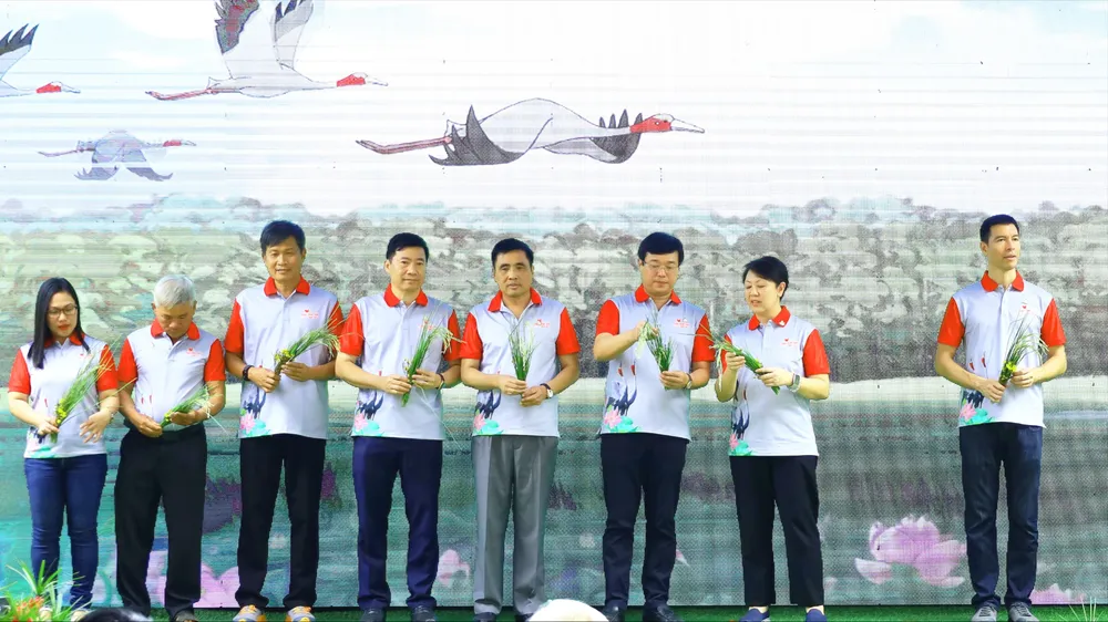 Các đại biểu thực hiện nghi thức công bố Đề án Bảo tồn và Phát triển sếu đầu đỏ giai đoạn 2022-2032