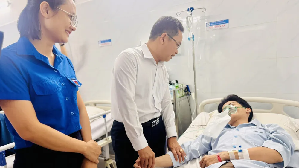 Phó Chủ tịch Ủy ban MTTQ Việt Nam TPHCM Phạm Minh Tuấn ân cần thăm hỏi, động viên các nạn nhân bị thương đang điều trị ở Bệnh viện Thống Nhất. Ảnh: CHÍ THẠCH