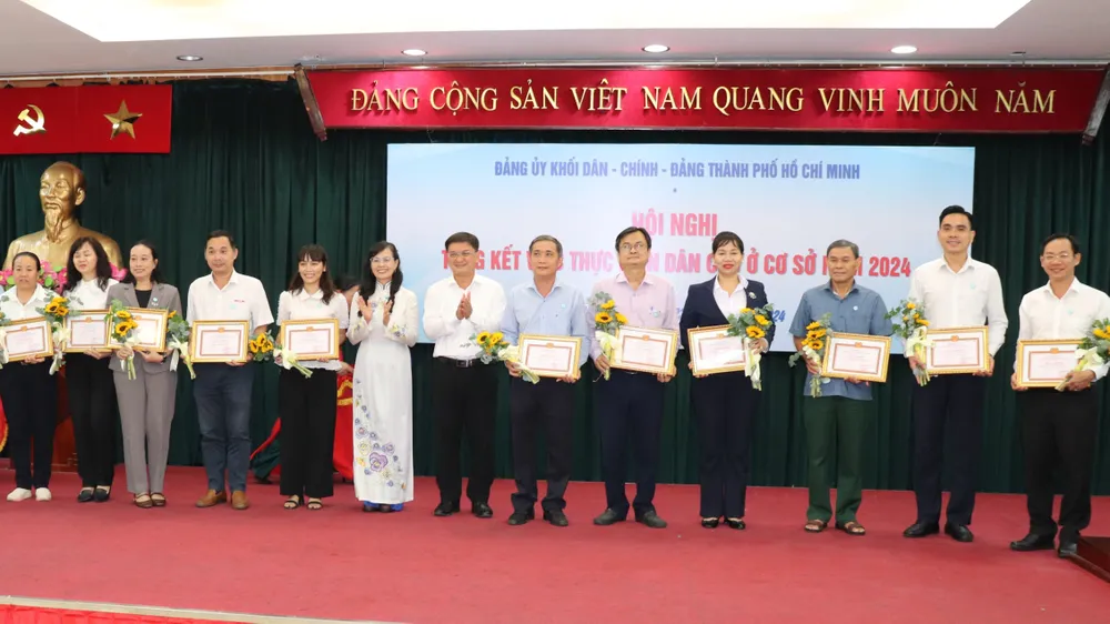 Trưởng Ban Dân vận Thành ủy TPHCM Nguyễn Mạnh Cường và Phó Bí thư Thường trực Đảng ủy Khối Nguyễn Thị Kim Dung trao Bằng khen đến các tập thể