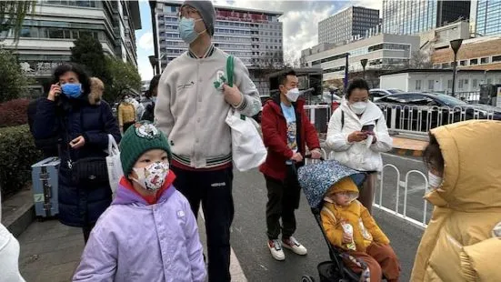 Người dân Trung Quốc đeo khẩu trang ở nơi công cộng. Ảnh: CNBC