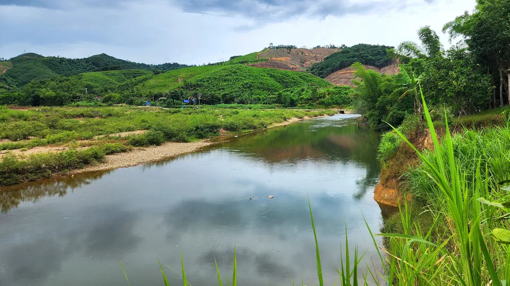  Nước sông Ngàn Sâu được người dân xã Hương Liên sử dụng để tắm giặt