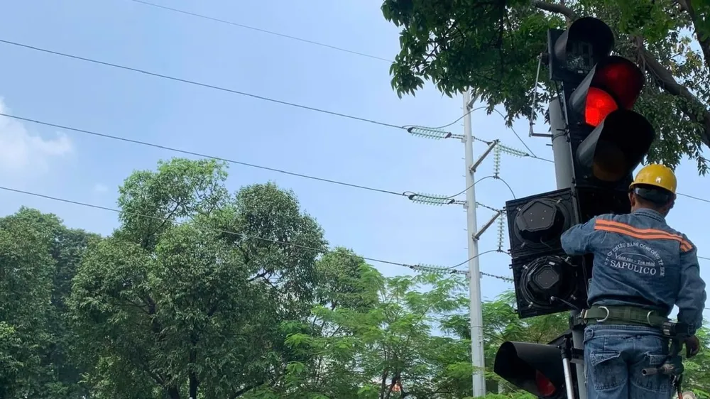 Triển khai lắp đặt biển báo, mũi tên tại các giao lộ được quẹo phải khi đèn đỏ