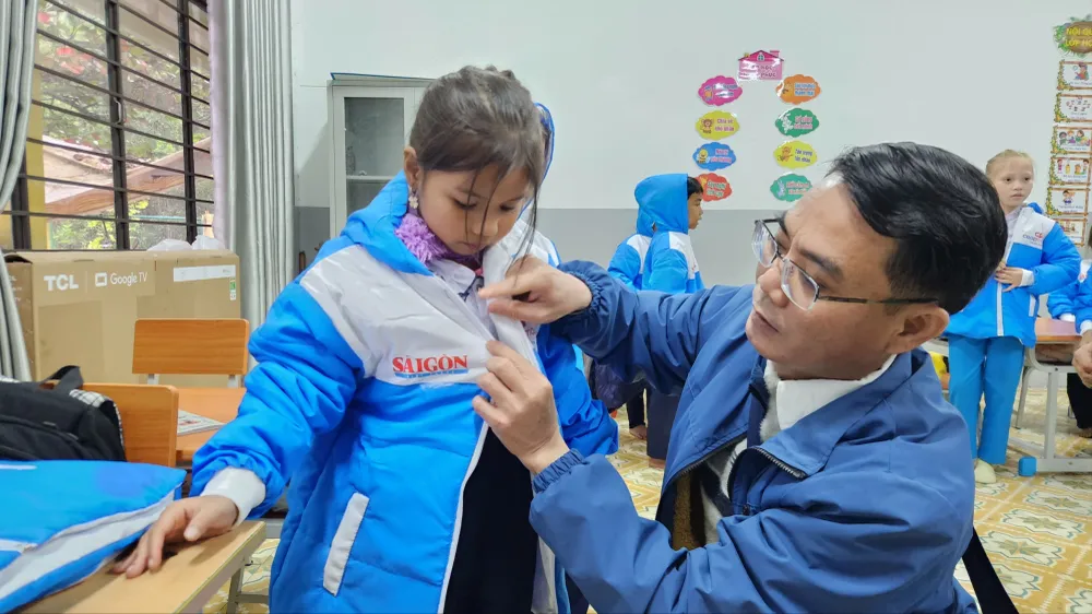 Thăm khám, tặng quà cho học sinh và người dân miền núi Quảng Nam