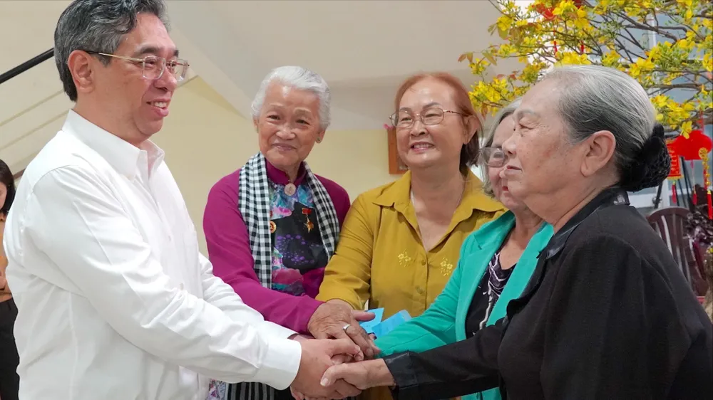 Phó Bí thư Thành ủy TPHCM Nguyễn Phước Lộc thăm cựu tù chính trị, cá nhân tiêu biểu