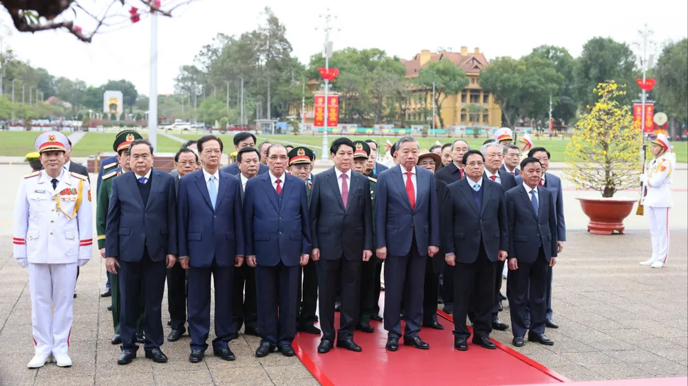 Đoàn đại biểu lãnh đạo, nguyên lãnh đạo Đảng, Nhà nước đến đặt vòng hoa và vào Lăng viếng Chủ tịch Hồ Chí Minh nhân dịp kỷ niệm 95 năm ngày thành lập Đảng cộng sản Việt Nam, sáng 3-2. Ảnh: QUANG PHÚC