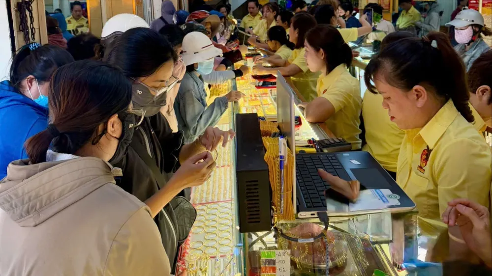Giá vàng trong nước “hạ nhiệt”, người dân tấp nập mua vàng trước ngày Vía Thần Tài