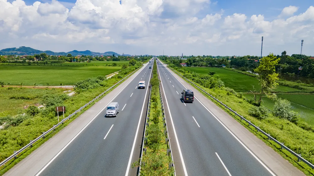 Đường cao tốc qua miền Tây tăng tốc