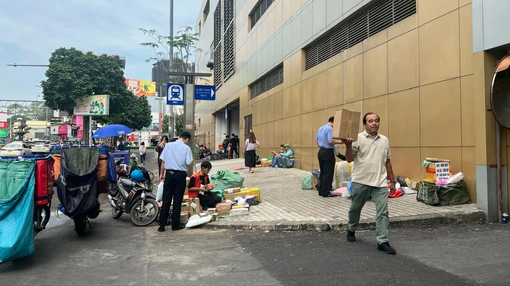 Chợ tự phát lấn chiếm vỉa hè
