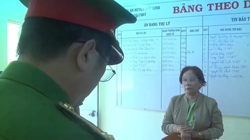 Cơ quan công an đọc lệnh bắt bà Nguyễn Thị P. Ảnh: Công an cung cấp