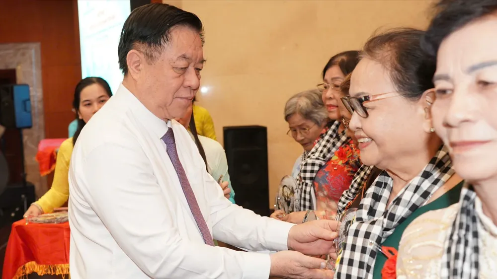 Họp mặt hơn 300 nữ cựu tù cách mạng tiêu biểu