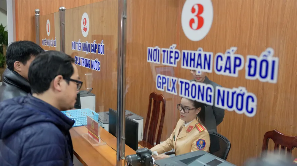 Hà Nội: Người dân đến làm hồ sơ cấp, đổi giấy phép lái xe ở trụ sở công an