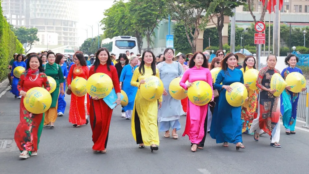 Tháng 3 về, áo dài rực rỡ trên từng góc phố