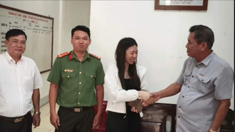  Du khách Đài Loan vui mừng nhận được ví đã đánh rơi ở Phú Quốc