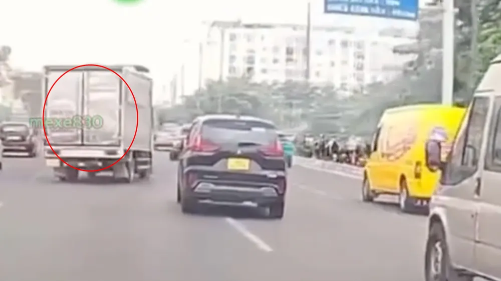 Xe tải bên góc trái màn hình lạng lách, náo loạn đại lộ Phạm Văn Đồng
