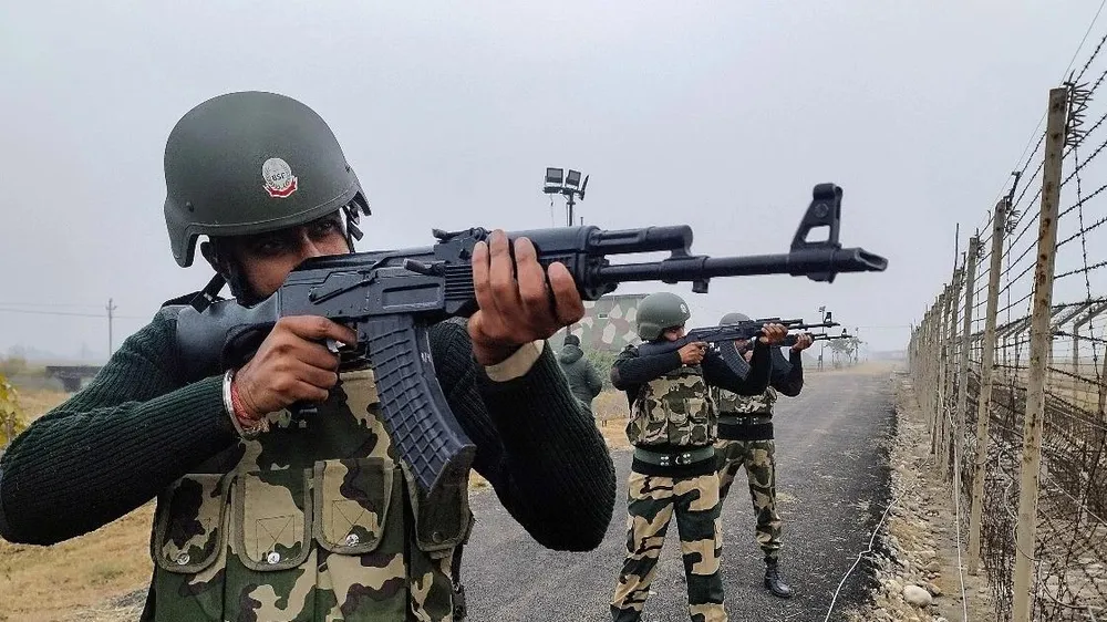 Lực lượng an ninh Ấn Độ tuần tra dọc đường Ranh giới Kiểm soát phân chia khu vực Kashmir giữa Ấn Độ và Pakistan. Ảnh: ANI/TTXVN