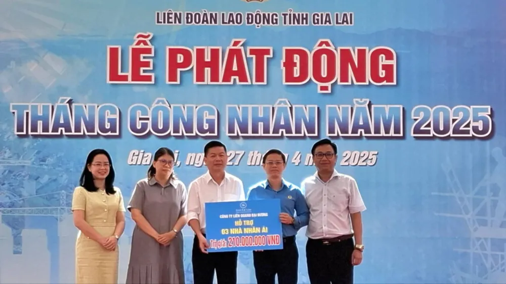 Đại diện lãnh đạo Tổng Công ty Địa ốc Sài Gòn TNHH MTV và Công ty LD trao bảng tượng trưng kinh phí xây dựng 3 căn nhà nhân ái