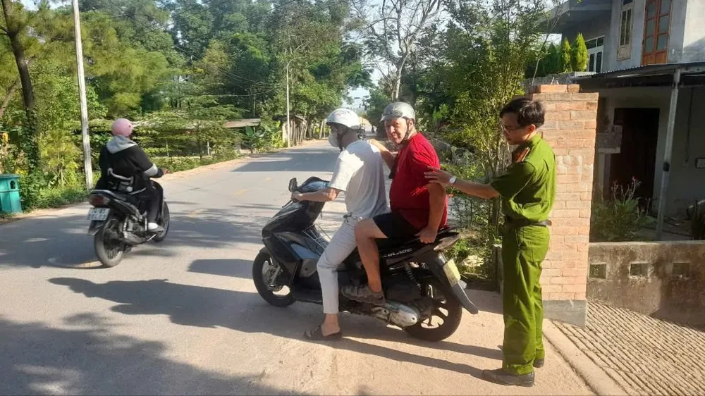 Công an hỗ trợ đưa ông Kelly Grant Norman về với người thân