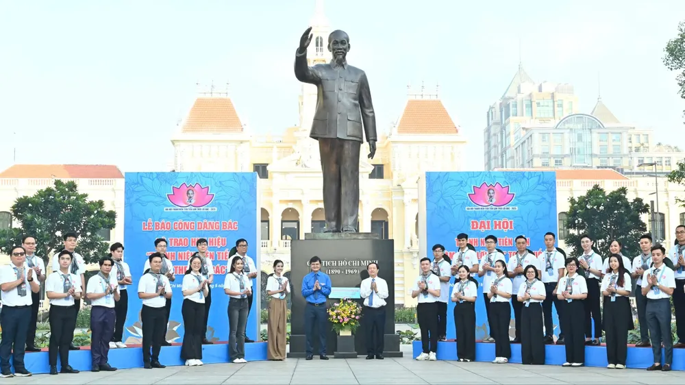 Đại biểu Thanh niên tiên tiến báo công dâng Bác