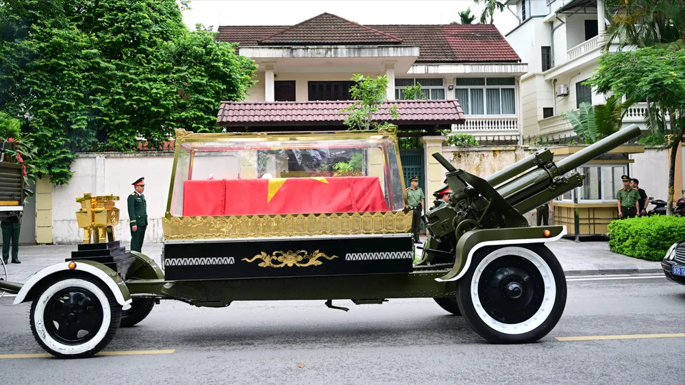 Xúc động linh cữu nguyên Chủ tịch nước Trần Đức Lương về nhà riêng