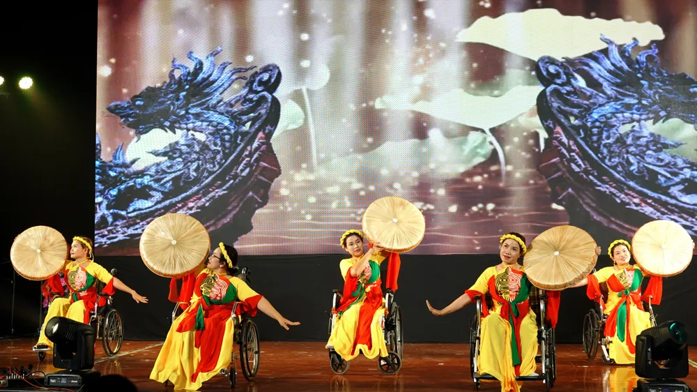 Các đại biểu trao tặng quà cho các đoàn tham gia Hội thi Tiếng hát người khuyết tật lần thứ III - khu vực phía Nam, năm 2025, chủ đề "Tiếng hát từ trái tim". Ảnh: THÚY BÌNH
