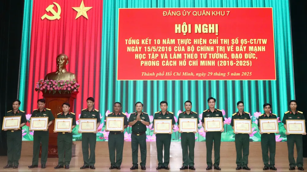 Phát huy phẩm chất “Bộ đội Cụ Hồ”, kiên quyết chống chủ nghĩa cá nhân trong tình hình mới