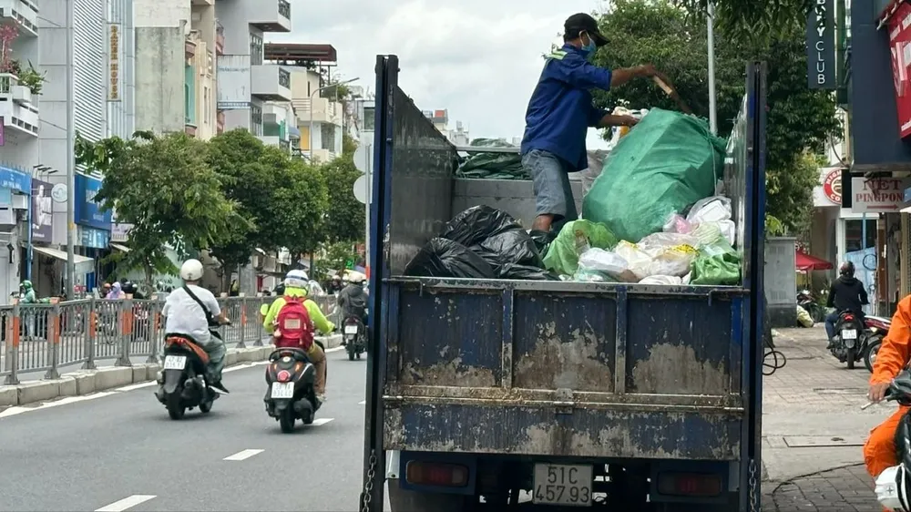 Đơn vị thu gom và phân loại rác thải tại quận Gò Vấp, TPHCM. Ảnh: THANH HIỀN
