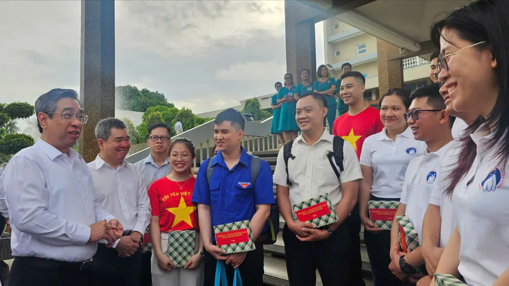 TPHCM tiễn đoàn y tế dân sự đầu tiên ra đảo Trường Sa thực hiện nhiệm vụ chăm sóc sức khỏe